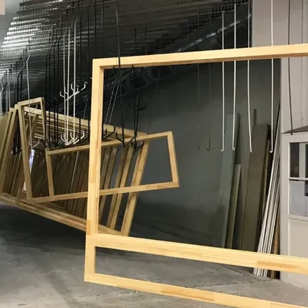 Нова технологія затверджувача добре зарекомендувала себе в ERNE AG Holzbau – на малярному роботі 1K із системою 2K Aquawood Diamond від ADLER було покрито понад 450 великоформатних вікон із ялиці. | © АДЛЕР