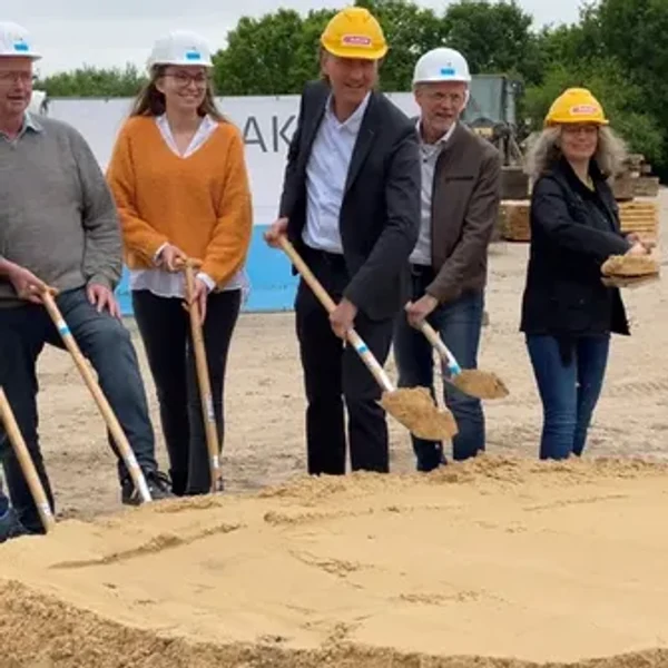 Закладка фундаменту нового сервісного центру ADLER у Херфорді: Lackfabrik інвестує 10 мільйонів євро