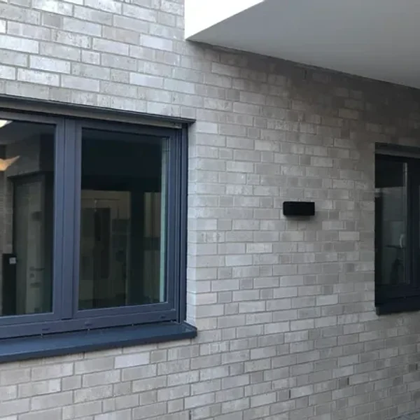 Високоякісні поверхні proCoverTec дозволяють гармонійно поєднати дизайн вікна та фасаду. | © profine