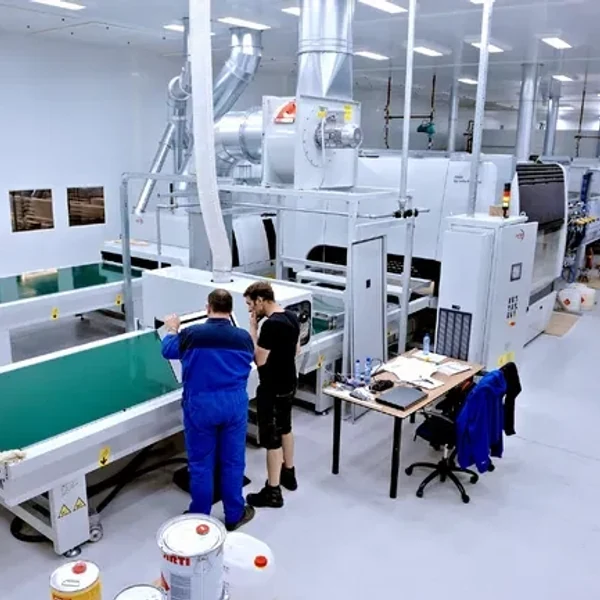 Сучасна UV-лакозаводська установка гарантує найкращу якість поверхонь з покриттями від ADLER. | © DKG