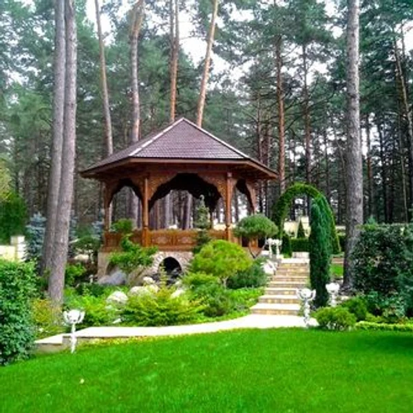 Дерев'яна альтанка