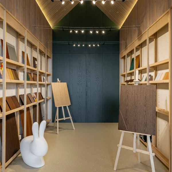 Der selbe Farbton verleiht auch einem mit Esche furnierten Schrank seinen eindrucksvollen Look. | © Living Wood Ukraine