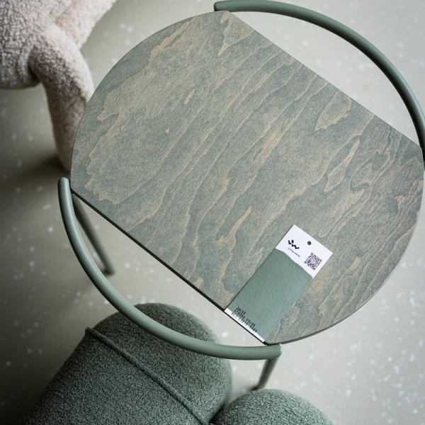 Der Couchtisch wurde in einem passend zum Sofa ausgemusterten Grünton geölt. | © Living Wood Ukraine